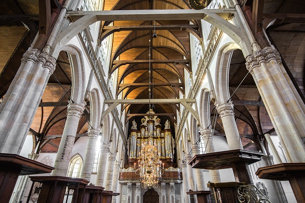 Nicolas Jaar en Philip Glass bespelen het orgel in de Oude Kerk - Luister Magazine