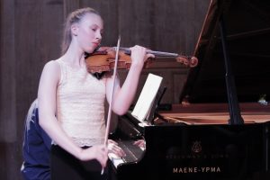 Sanne Zwikker in de Ruïnekerk in Bergen, NH
