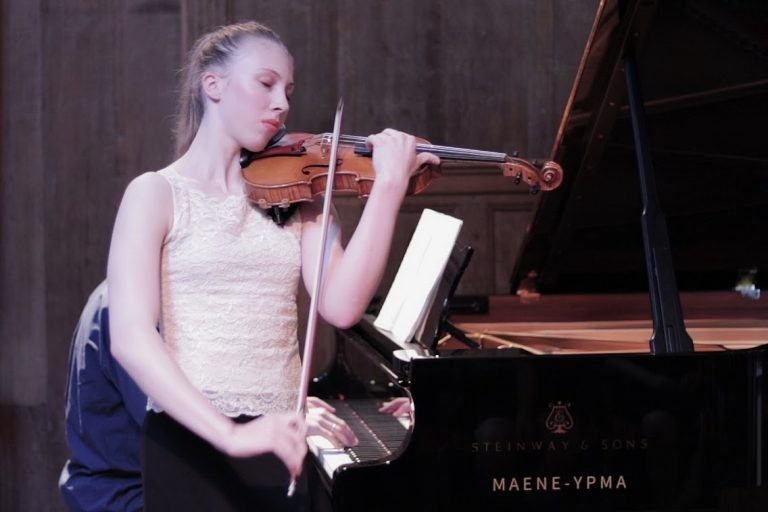 Sanne Zwikker in de Ruïnekerk in Bergen, NH