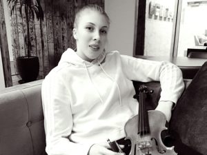 De jonge violiste Sanne Zwikker is blogger voor Luister, magazine over klassieke muziek