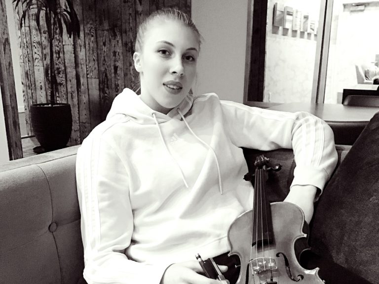 De jonge violiste Sanne Zwikker is blogger voor Luister, magazine over klassieke muziek