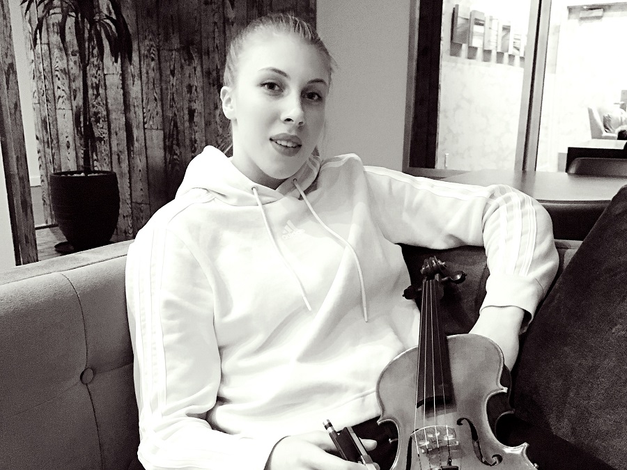 De jonge violiste Sanne Zwikker is blogger voor Luister, magazine over klassieke muziek