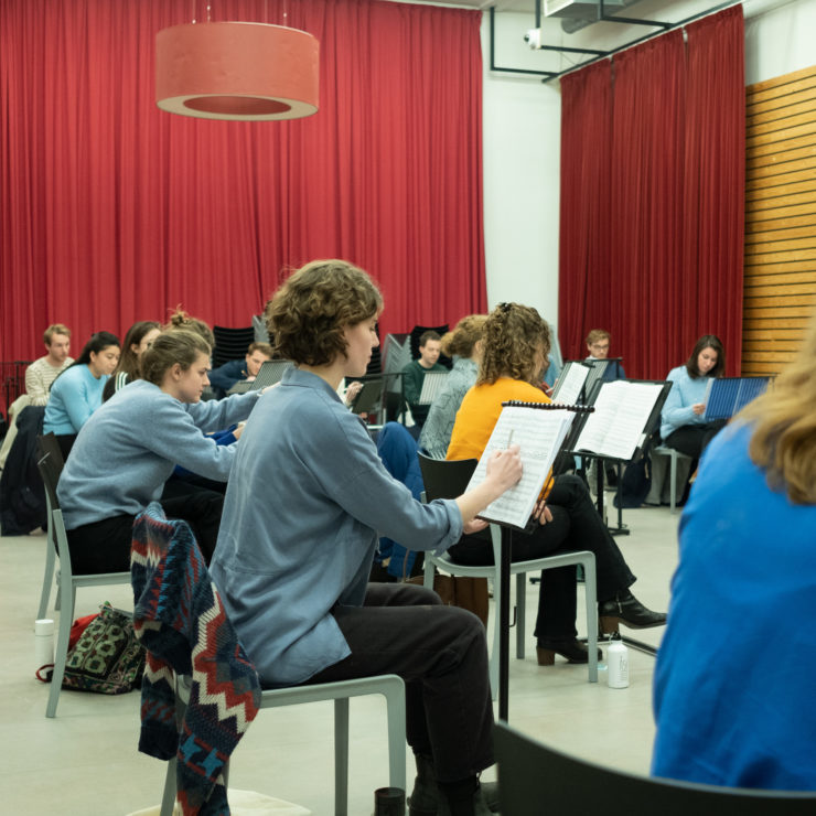 Het Nederlands Studenten Kamerkoor (NSK) trekt in april 2022 door Nederland met Doodnormaal, een concertreeks over de dood.