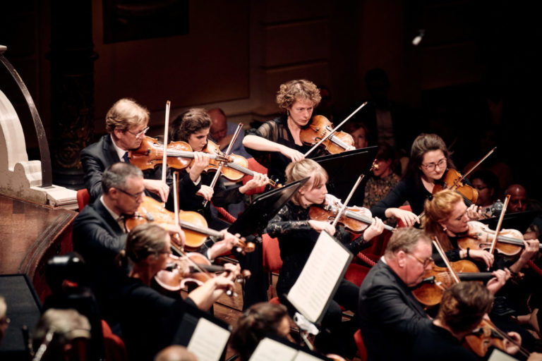 Het Concertgebouworkest speelt het Oekraïense volkslied als steunbetuiging voor Oekraïne en zijn volk.