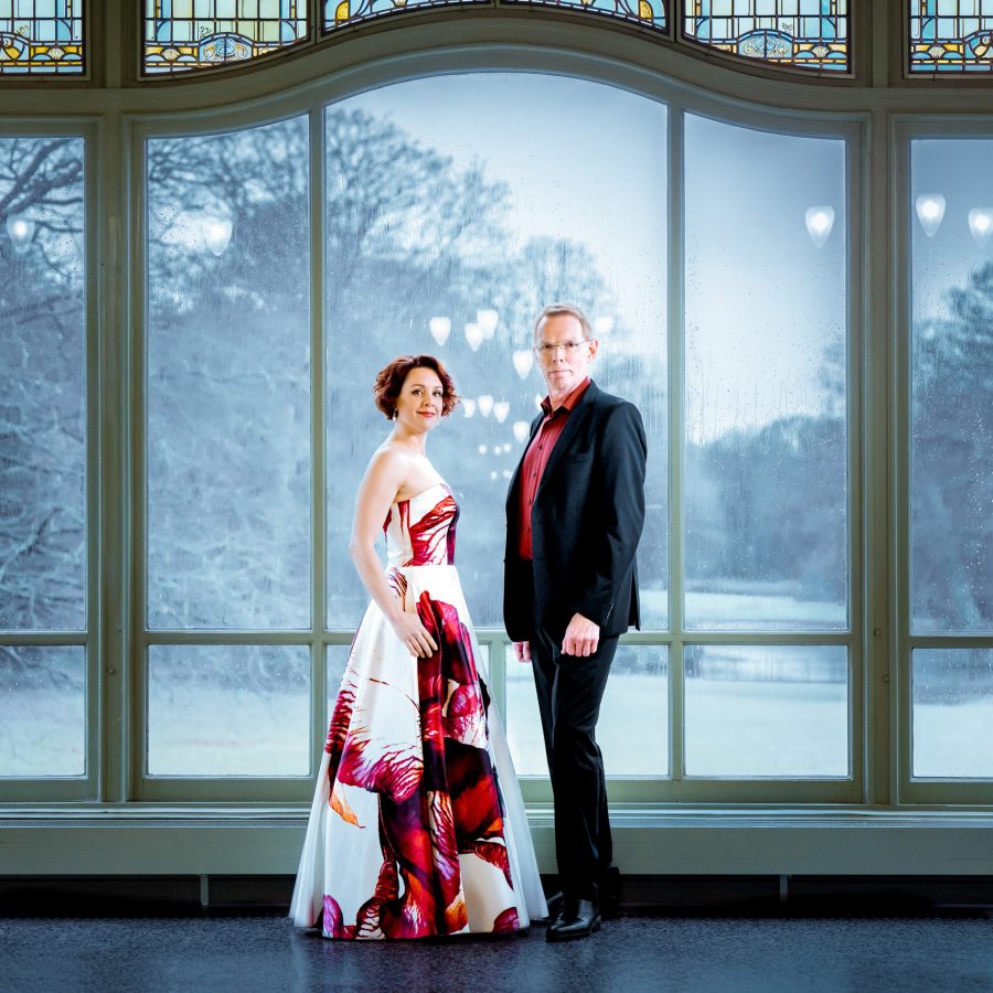 Sopraan Lenneke Ruiten zingt Strauss-liederen. Vaste pianist Thom Janssen begeleidt haar.