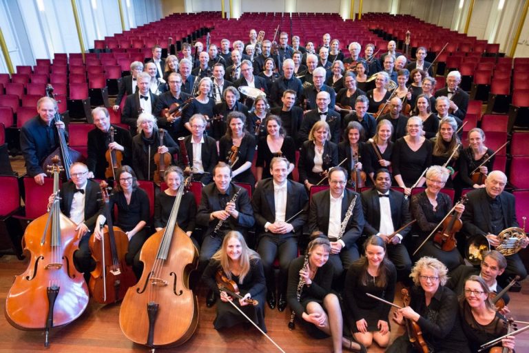 Symfonieorkest De Philharmonie speelt een benefietconcert voor Oekraïne