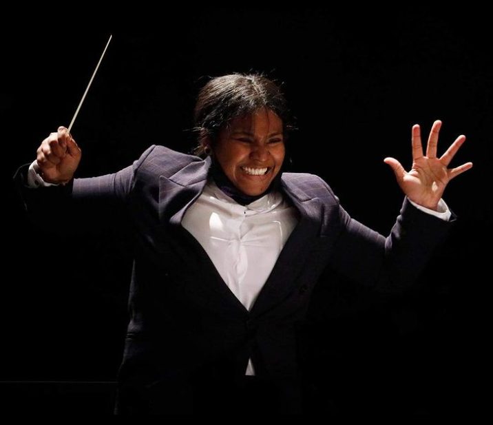 Glass Marcona, een van de dirigenten van de jeugdorkesten die deze zomer in het Concertgebouw in Amsterdam optreden.