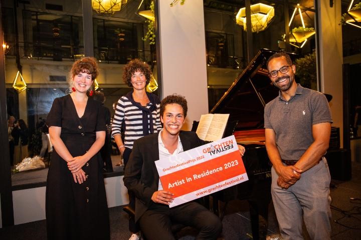 Nikola Meeuwsen met de vakjury van de GrachtenfestivalPrijs 2022