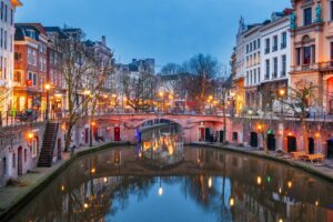Utrecht bestaat negenhonderd jaar. Dat viert de domstad sinds deze zomer op alle mogelijke manieren. De afsluiter van de festiviteiten ter ere van negenhonderd jaar stadsrechten vindt op 11 november 2022 plaats.