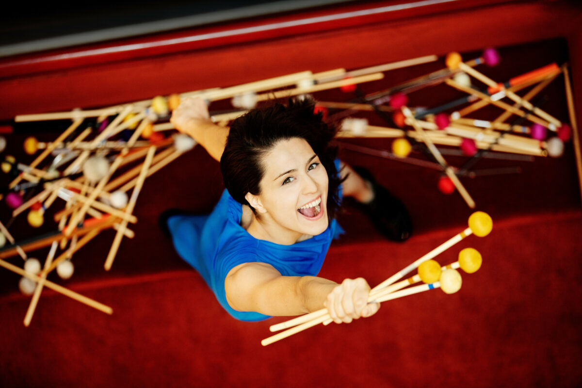 Percussioniste Vivi Vassileva voert het Recycling Concerto van Gregor Mayrhofer voor het eerst in Nederland uit met het Residentie Orkest Den Haag.