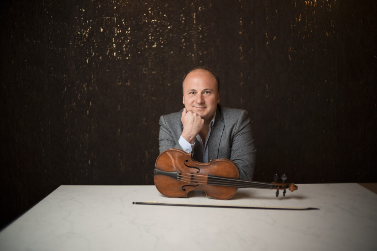 Bojan Čičić leidt de Nederlandse Bachvereniging door Bachs Brandenburgse concerten. Foto: Nick Rutter