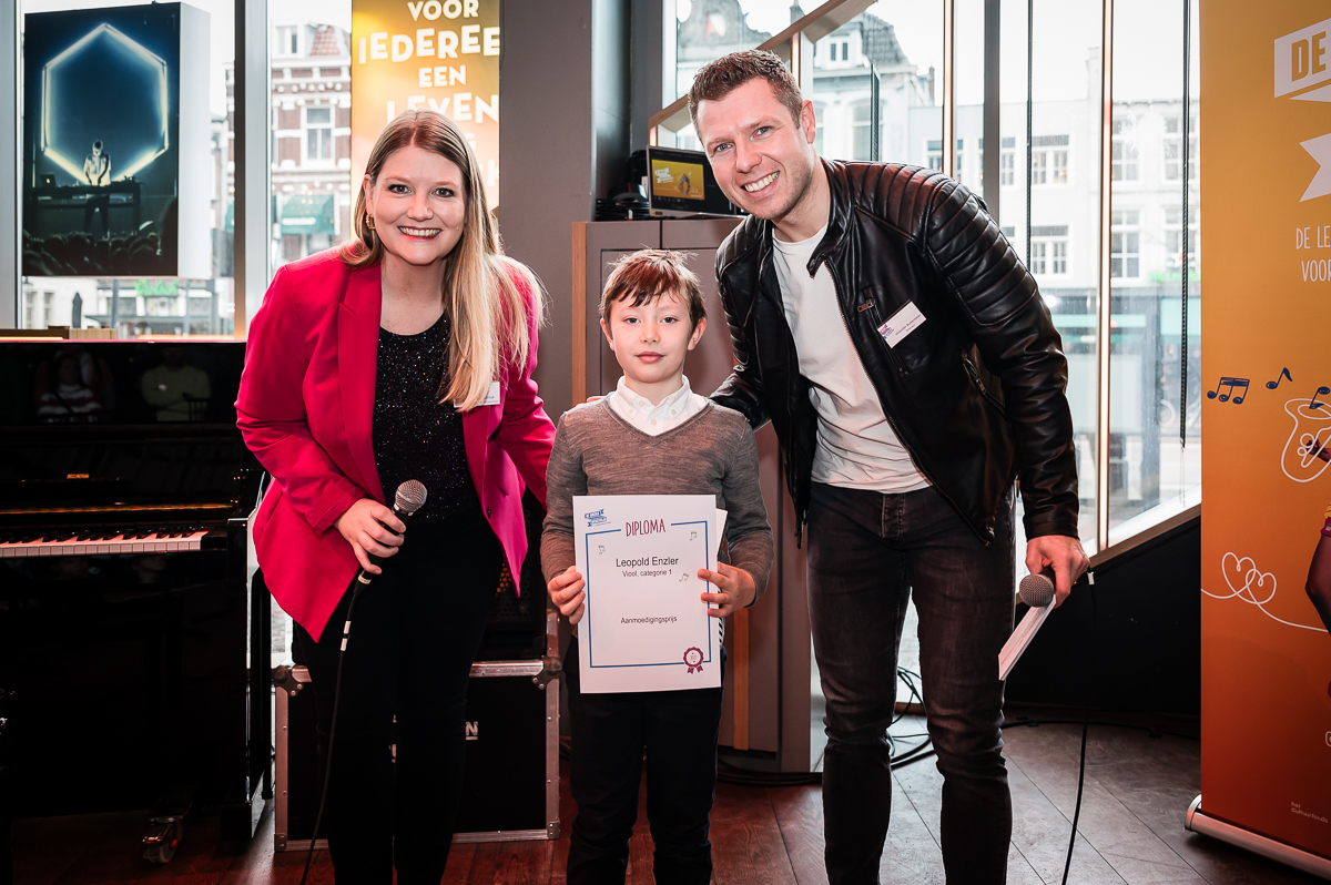 Een van de winnaars op de Muziekdag van de Muziekwedstrijd door het Prinses Christina Concours.