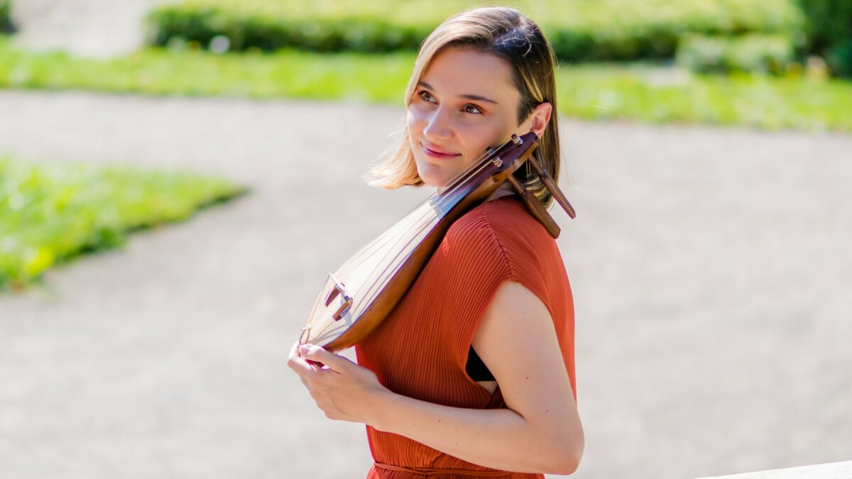 Emine Bostanci haar passie voor snaarinstrumenten en zang begon met de kemenche. Het is voor dat instrument dat ze op zoek is naar een compositie om ten gehore te brengen tijdens het Grachtenfestival, Gaudeaumus en November Music.