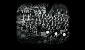 Honderd jaar geleden was het Concertgebouworkest voort het eerst live te horen op de radio. Dat viert het nu in samenwerking met AVROTROS.