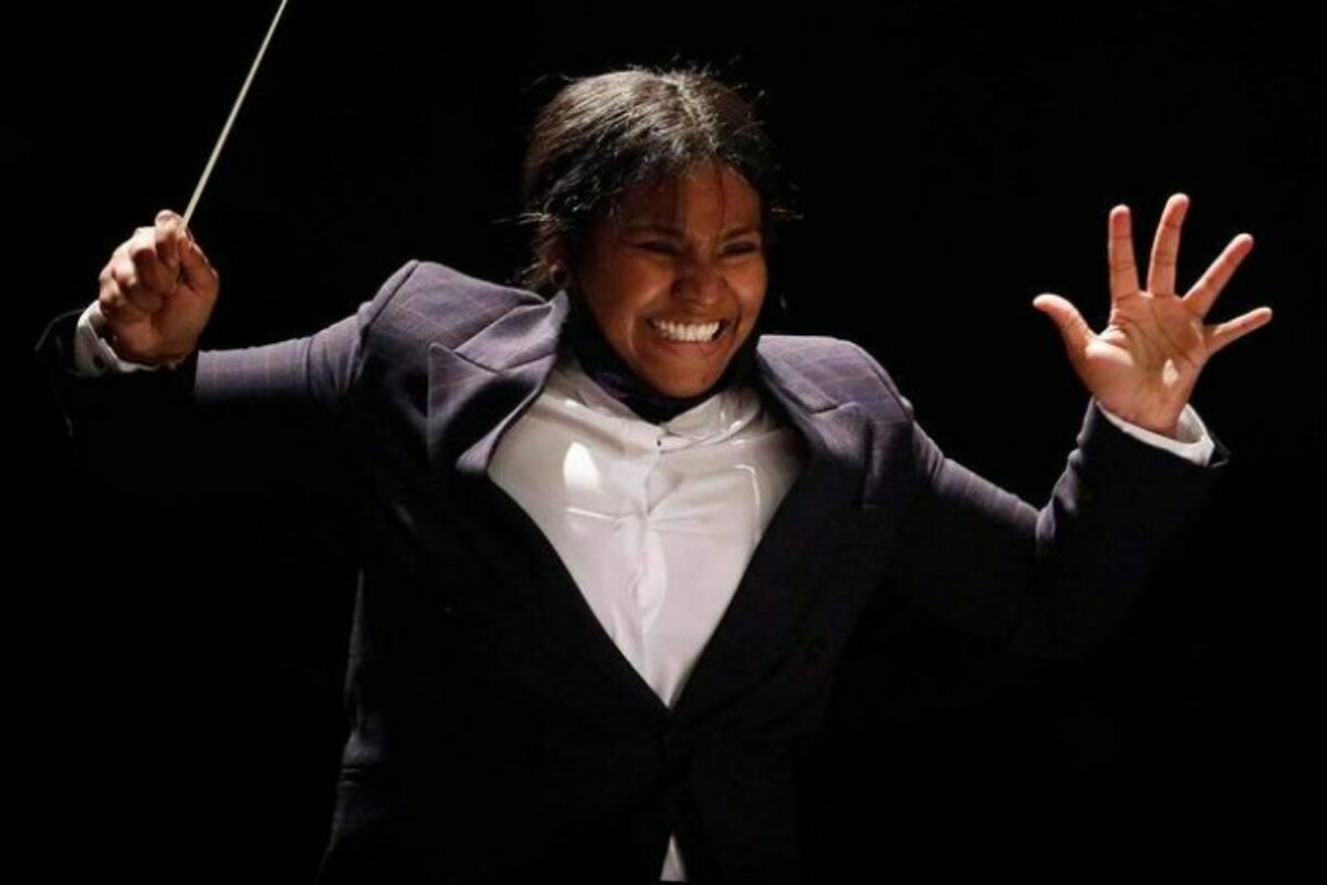 Glass Marcona, een van de dirigenten van de jeugdorkesten die deze zomer in het Concertgebouw in Amsterdam optreden.