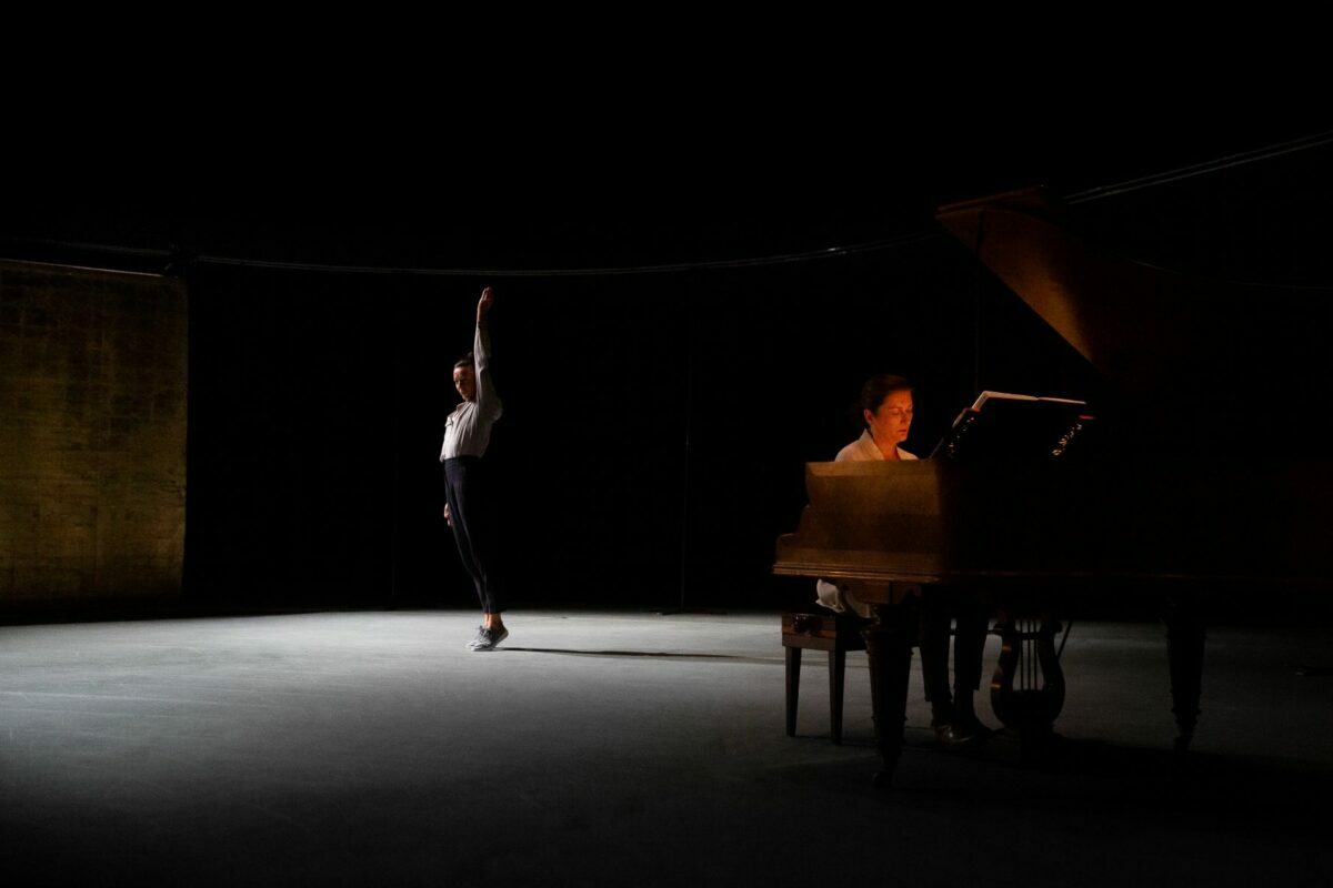 Danseres Lisbeth Gruwez en pianiste Claire Chevallier in de voorstelling Piano Works Debussy